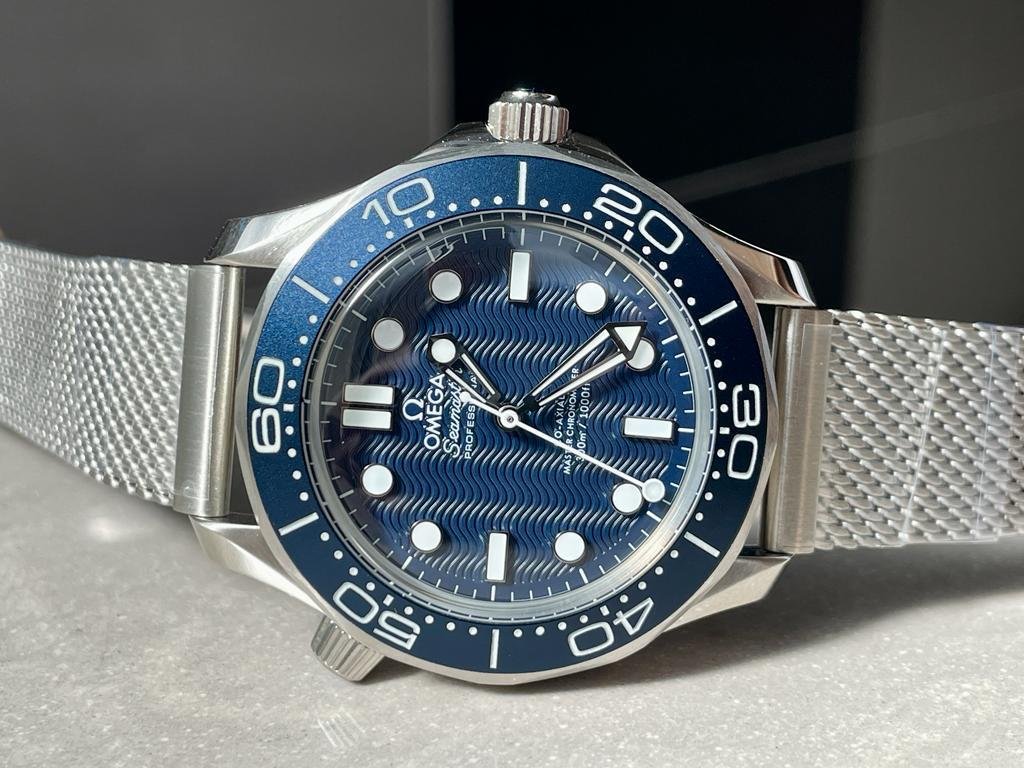 SEAMASTER 300M 42MM JAMES BOND 60TH ANNIVERSARY VSF BEST EDITION ON MESH BRACELET A8806 - Image 5