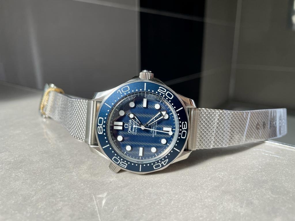 SEAMASTER 300M 42MM JAMES BOND 60TH ANNIVERSARY VSF BEST EDITION ON MESH BRACELET A8806 - Image 6