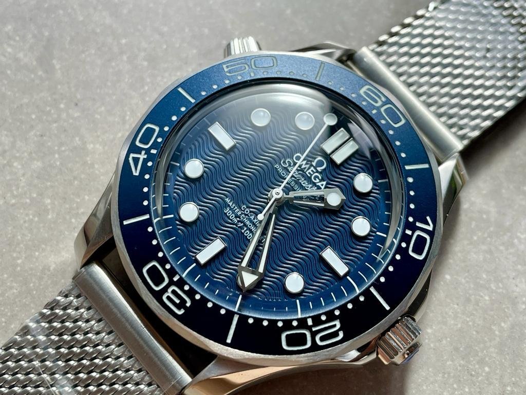 SEAMASTER 300M 42MM JAMES BOND 60TH ANNIVERSARY VSF BEST EDITION ON MESH BRACELET A8806 - Image 8