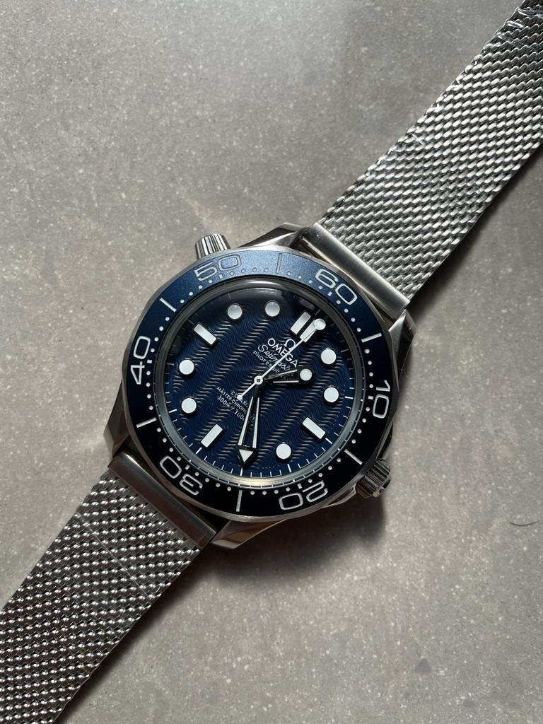 SEAMASTER 300M 42MM JAMES BOND 60TH ANNIVERSARY VSF BEST EDITION ON MESH BRACELET A8806 - Image 4